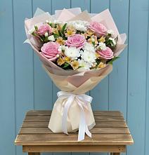 Букет цветов из:  Гвоздики, Орхидеи и Розы в Кандалакше