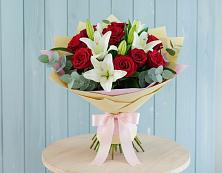 Букет цветов из:  Лилии и Розы в Кандалакше