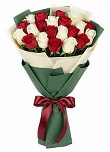 Букет Микс из красных и белых роз в Кандалакше