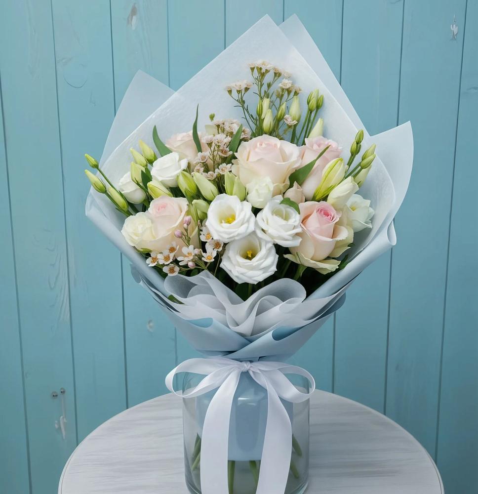 Букет цветов из: Розы и Лизиантусы в Кандалакше