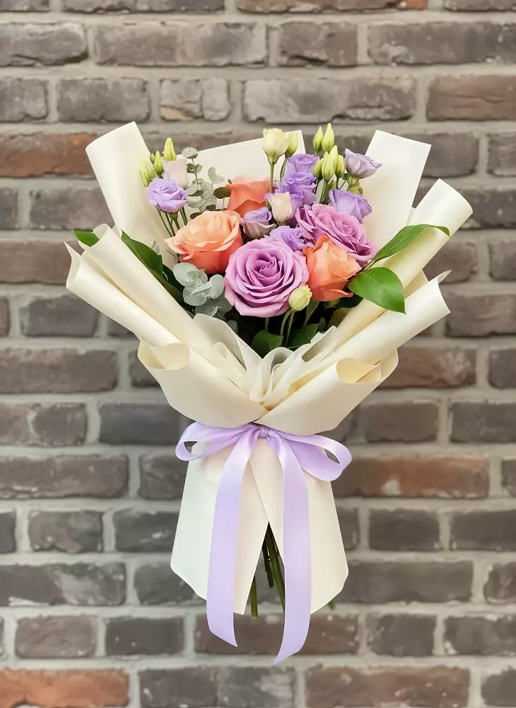 Букет цветов из: Лизиантусы и Розы в Кандалакше