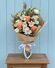 Букет цветов из:  Альстромерии, Лизиантусы, Розы и Хризантемы в Кандалакше