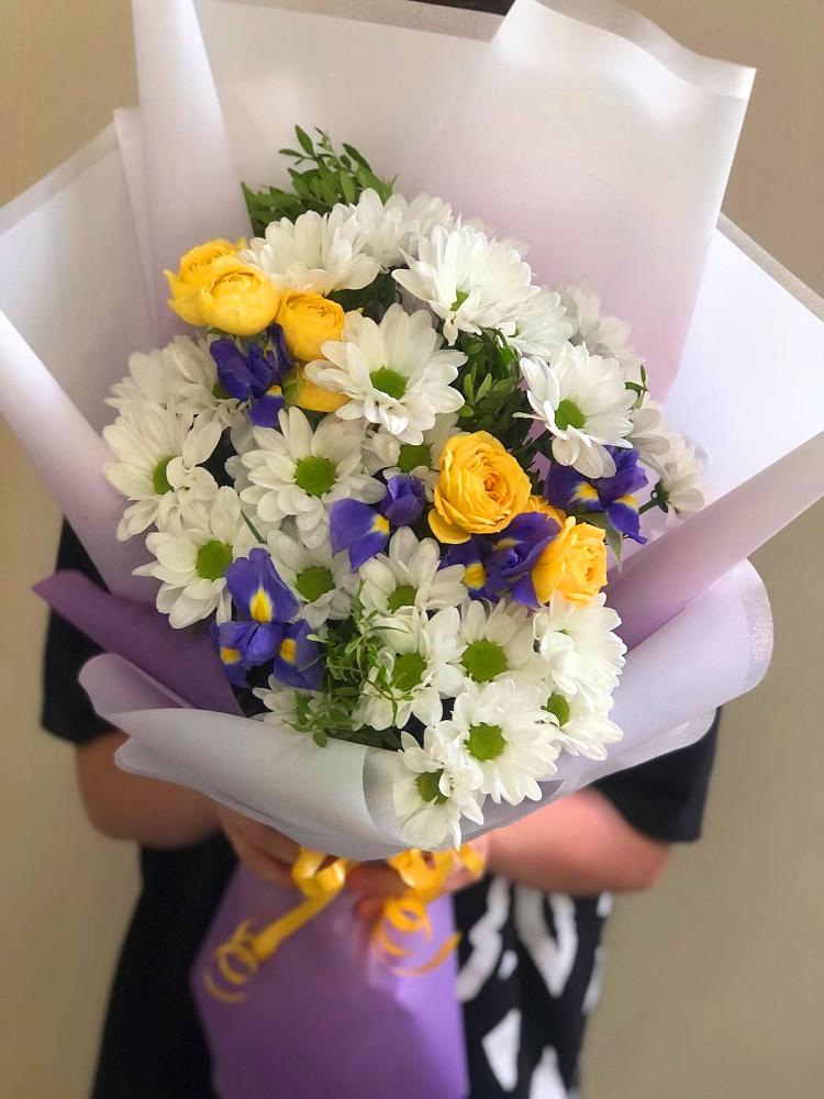 Букет цветов из: Ирисы, Хризантемы и Розы в Кандалакше