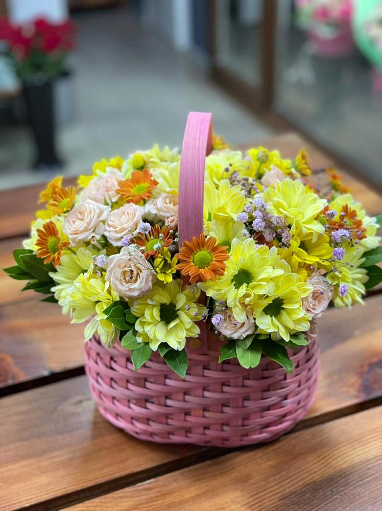Цветочная композиция из Хризантемы и Розы в корзине в Кандалакше
