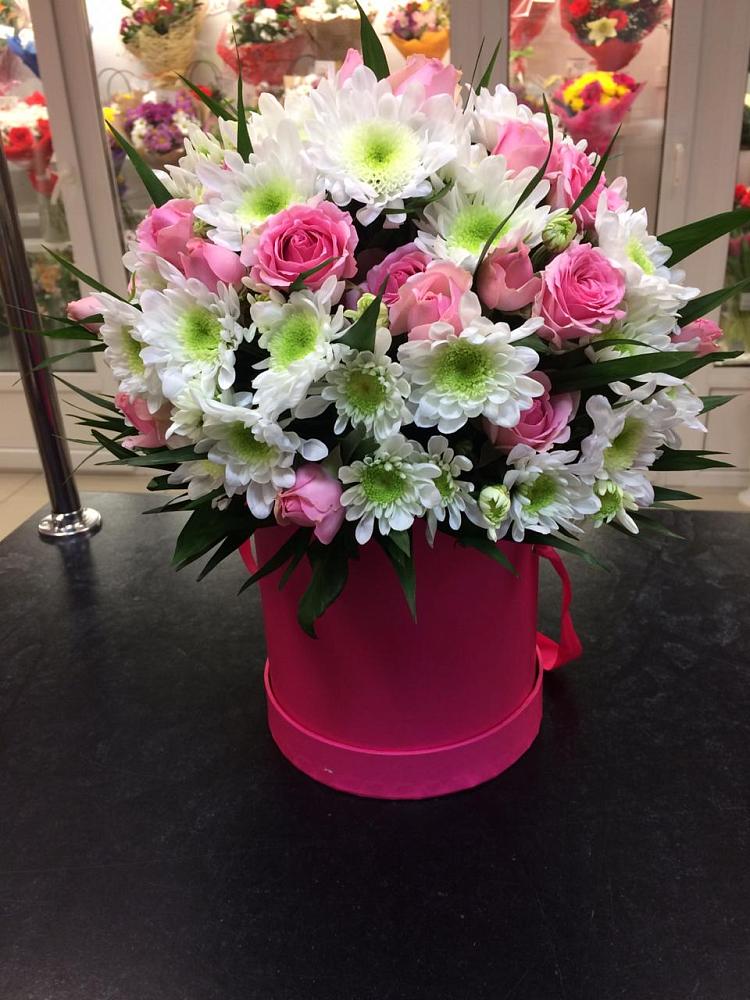 Цветочная композиция из Розы и Хризантемы в шляпной коробке в Кандалакше