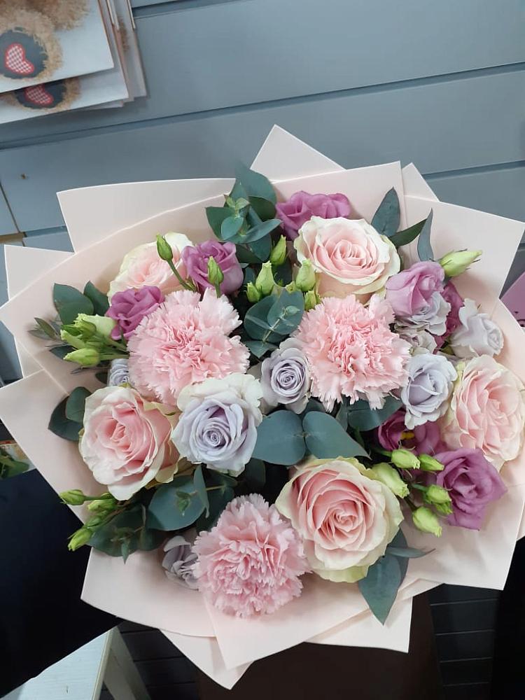 Букет цветов из: Розы, Гвоздики и Лизиантусы в Кандалакше