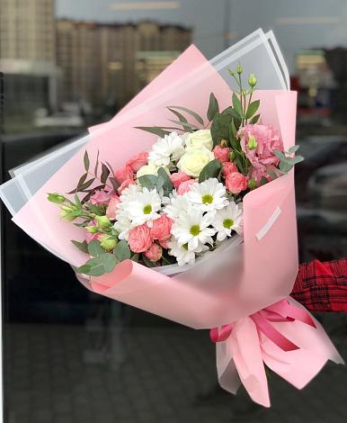 Букет цветов из: Розы, Лизиантусы и Хризантемы в Кандалакше