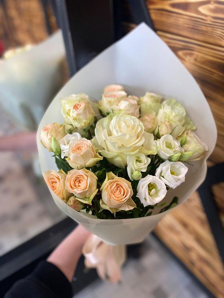 Букет цветов из: Розы и Лизиантусы в Кандалакше